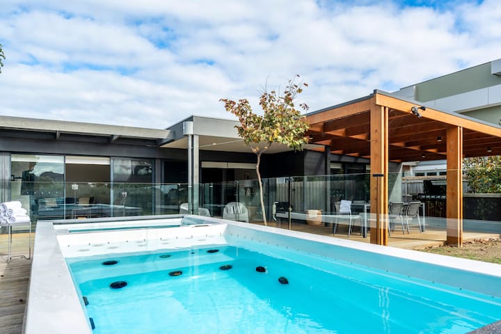 Ultimate Luxury family Home With Spa Pool