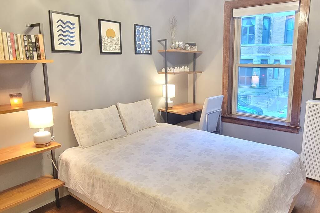 ห้องนอนที่ 2 พร้อมโต๊ะทำงานและเตียงควีนไซส์