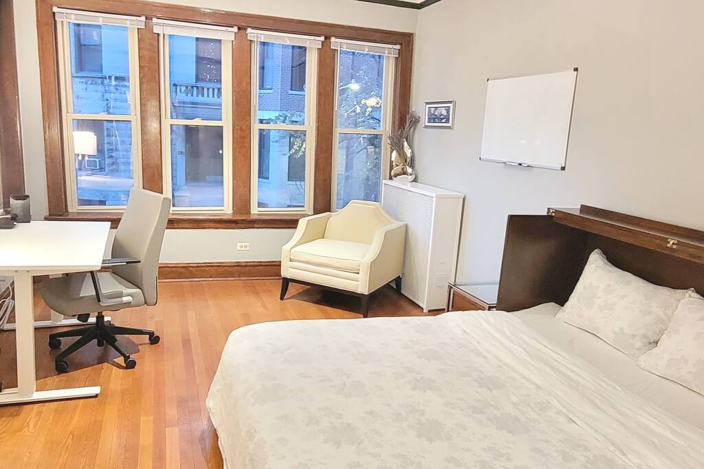 ห้องนอนขนาดใหญ่นี้มีเตียงควีนไซส์โต๊ะทำงานและเก้าอี้อ่านหนังสือ