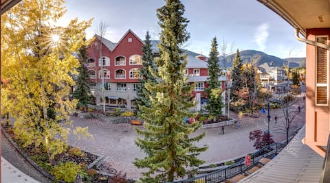 * The Bluebird * Village Stroll View w/Hot Tub