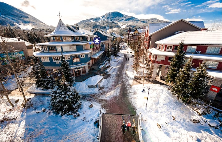 * The Bluebird * Village Stroll View w/Hot Tub