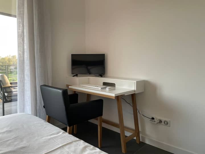 chambre avec un bureau