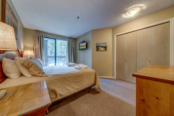 מיטת קינג בחדר שינה שני