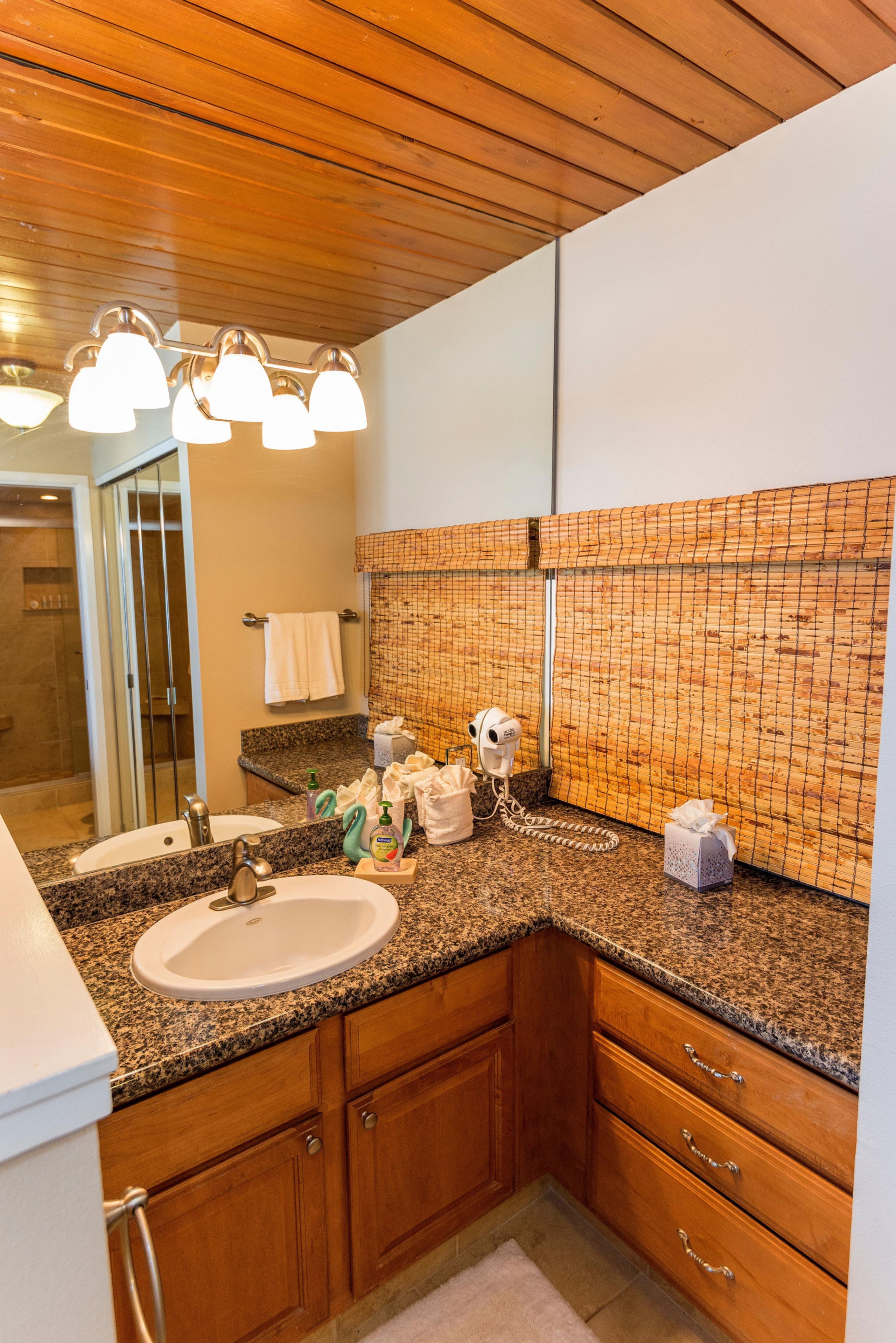 Condo in Lahaina · ★4.78 · 2 bedrooms · 4 beds · 2 baths - Image 19