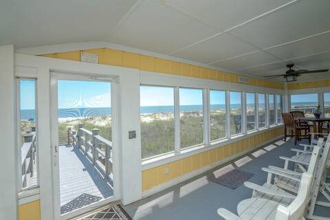 Pet friendly oceanfront home in Caswell beach!