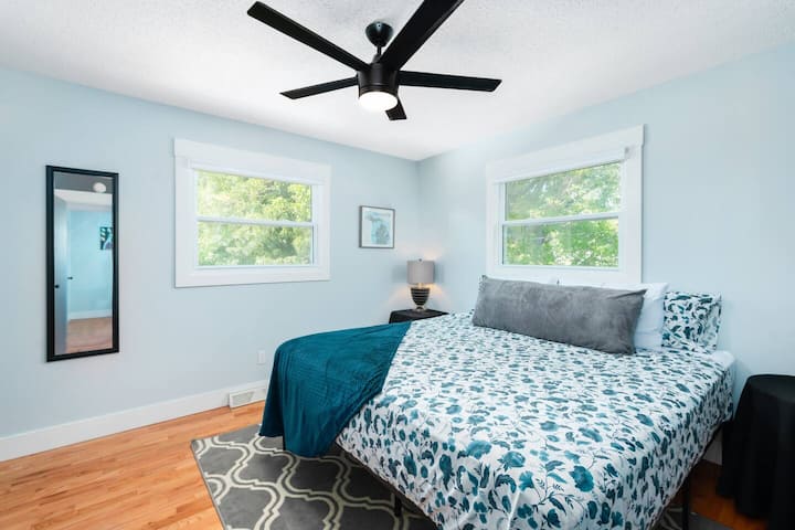 La chambre des maitres dispose d'un lit king size avec surmatelas en mousse à mémoire de forme et d'oreillers en duvet alternatifs, d'un ventilateur surdimensionné et d'une salle de bains privative.