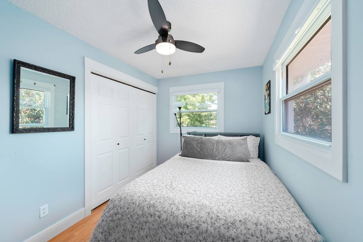 Chambre Queen au niveau principal.