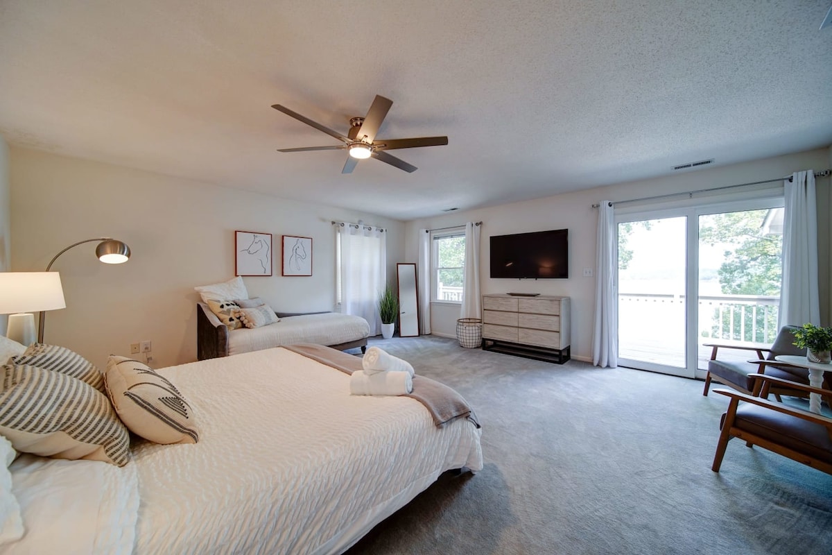 ห้องสวีทคิงมาสเตอร์ระดับหลักพร้อมวิวทะเลสาบที่สวยงามและเข้าถึงดาดฟ้าด้านนอก