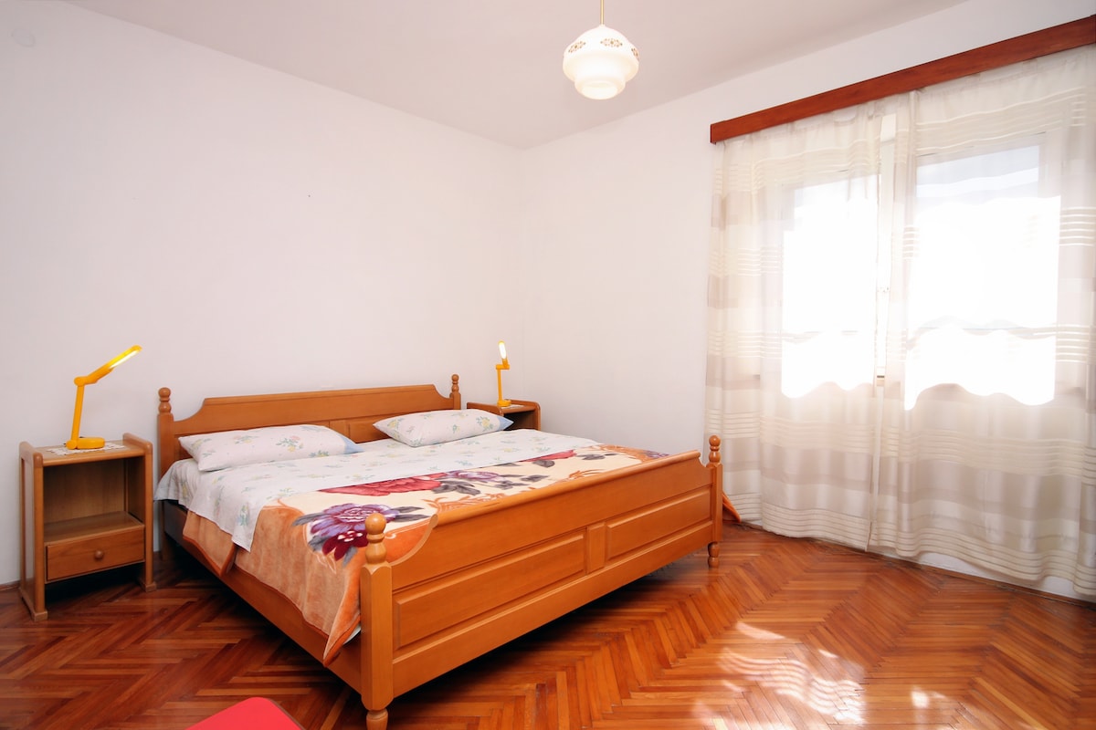 ห้องนอน 1 พื้นผิว: 15 ม .²