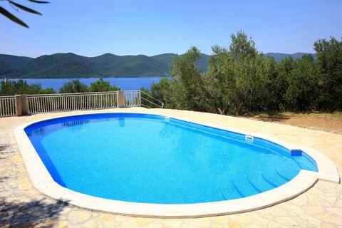 A-260-b One bedroom apartment with terrace and sea