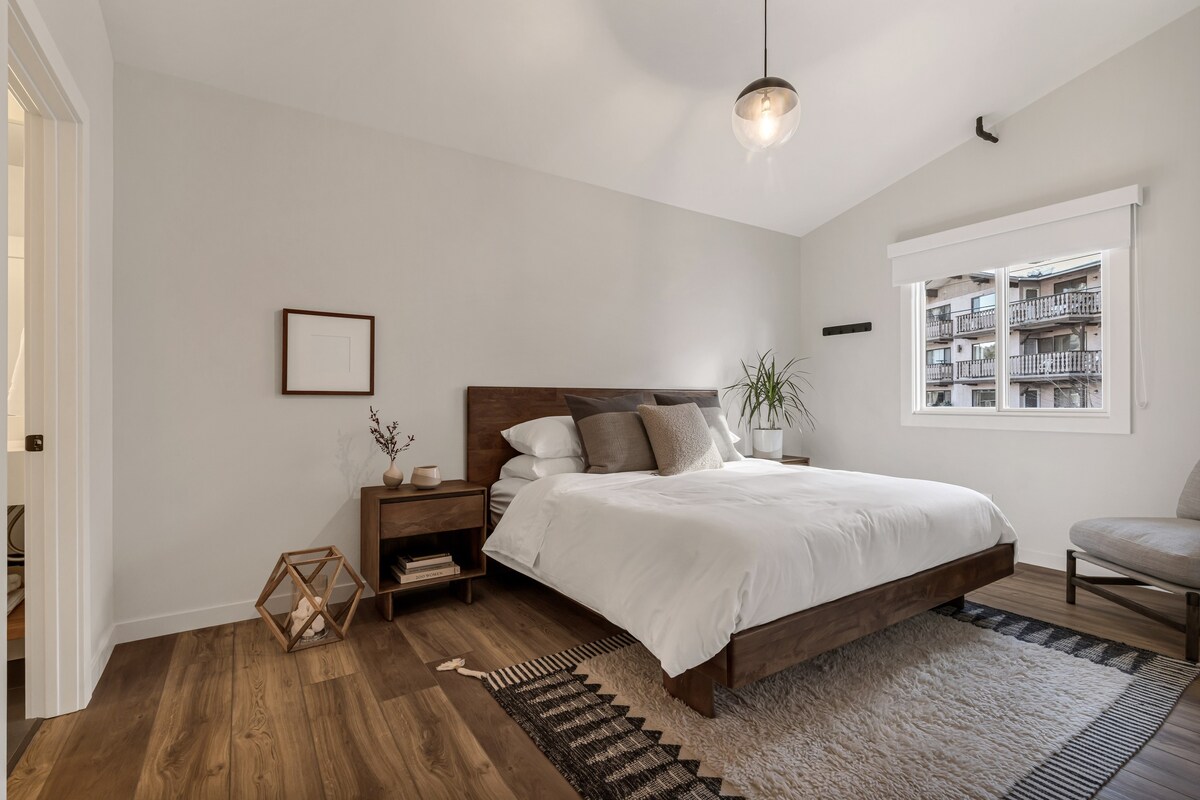 Spálňa na poschodí s vlastnou kúpeľňou 