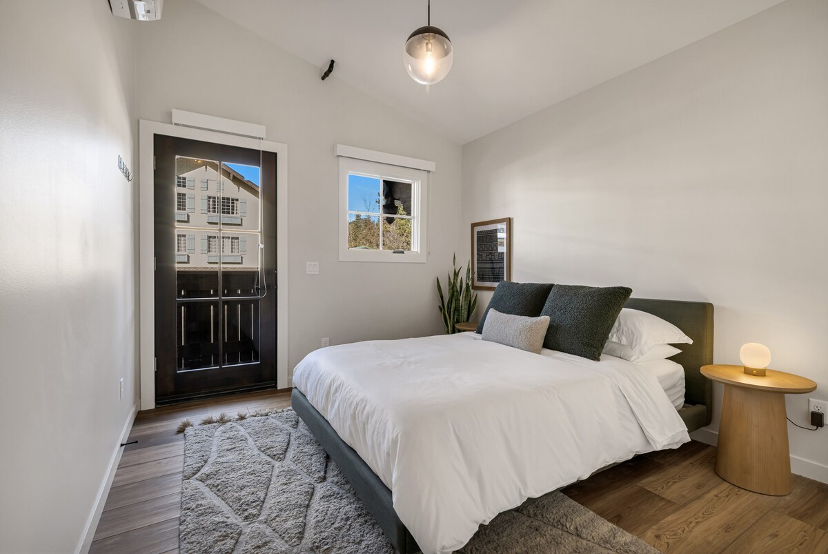 Spálňa na poschodí s balkónom a vlastnou kúpeľňou. Manželská posteľ. 