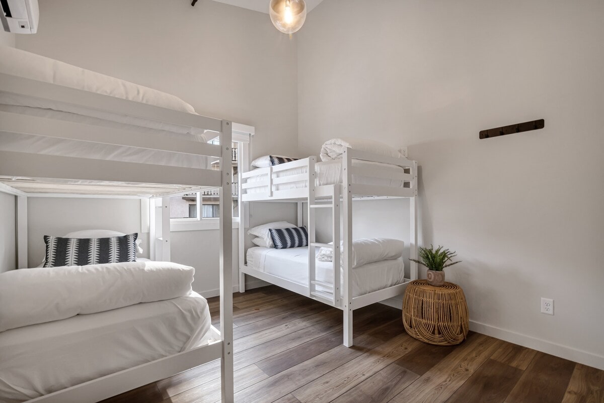 Na poschodí je poschodová izba. 4 samostatné postele. 