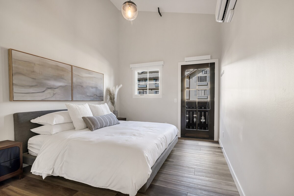 Spálňa na poschodí s balkónom. Veľká manželská posteľ. 