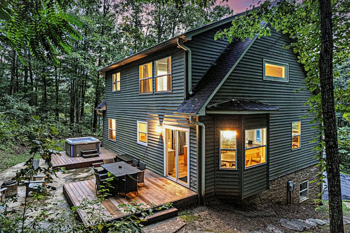 Hot Tub + Pet Friendly + Biltmore Pass, 5min AVL