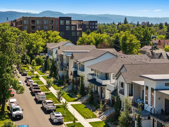 The City Slicker – Spacious 3 Bedroom Luxury Town gallery image 3