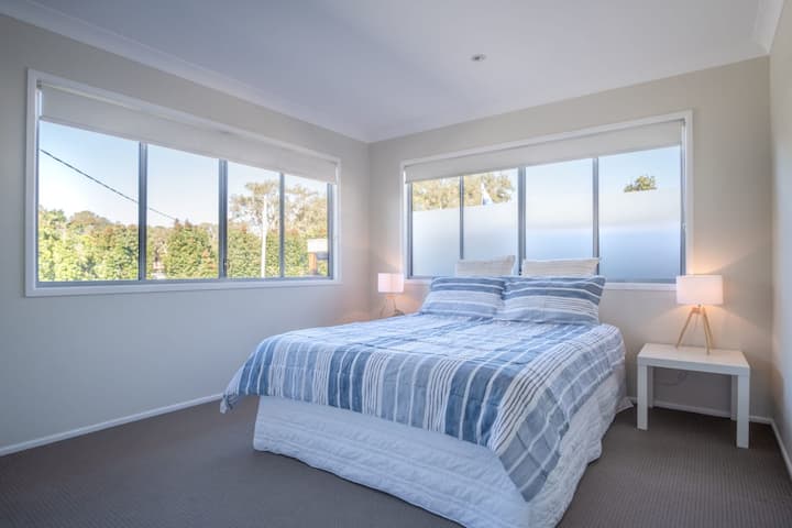 בחדר שינה ארבע יש מיטת קווין - סייז מפוארת וחלונות משני הצדדים.