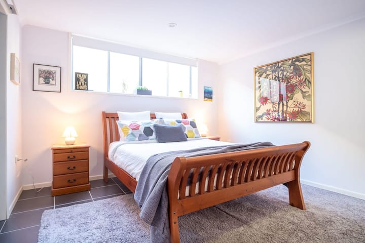 חדר שינה חמש נמצא במרחב פרטי למטה עם חדר רחצה צמוד.