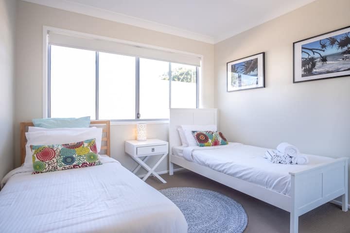 חדר שינה שתיים כולל שתי מיטות יחיד.