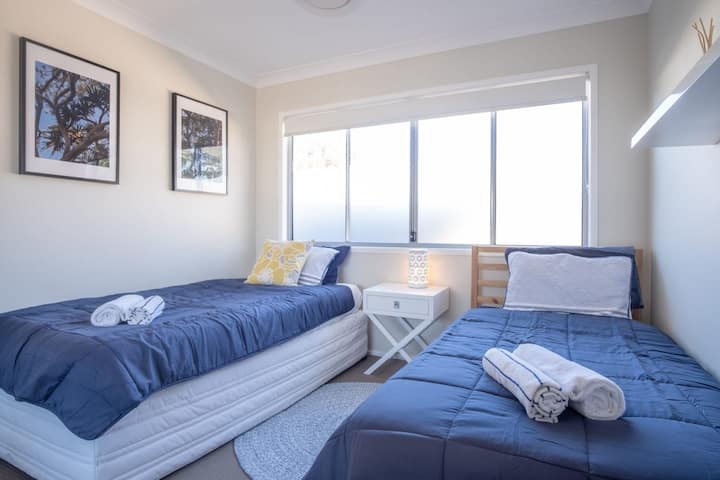 חדר שינה שלוש כולל שתי מיטות יחיד.