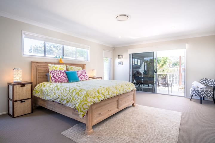 חדר השינה הראשי כולל מיטת קינג סייז, גישה למרפסת וחדר רחצה צמוד.