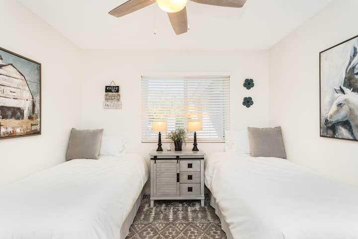 Questa camera da letto dispone di due letti singoli ed è perfetta per i bambini