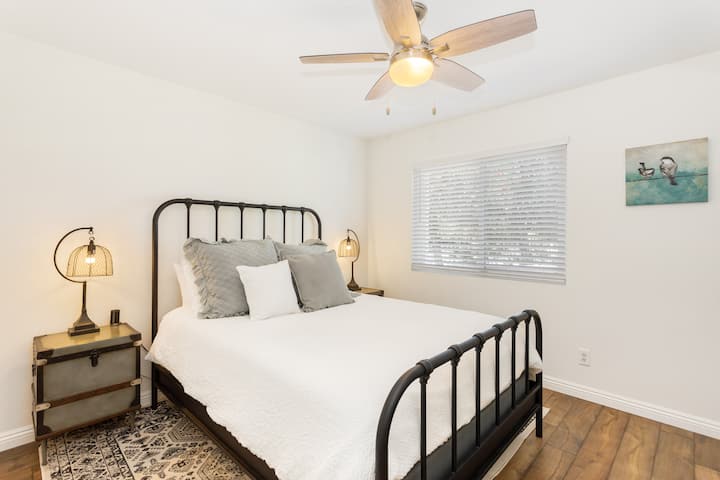 Questa camera da letto dispone di un letto queen-size