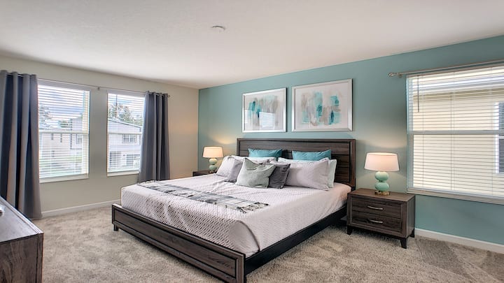 Užite si blažený nočný spánok v našej luxusnej spálni, ktorá je navrhnutá pre vaše maximálne pohodlie.