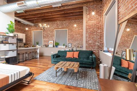 The Cosmopolitan Loft - 15 MIN to NYC Times Sq