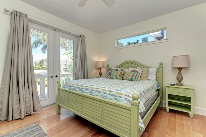 Villa Marianne: Steps To Beach, Pool & Spa