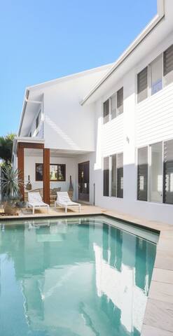 Casa De Palmeras- Beachfront 5Bed gallery image 3