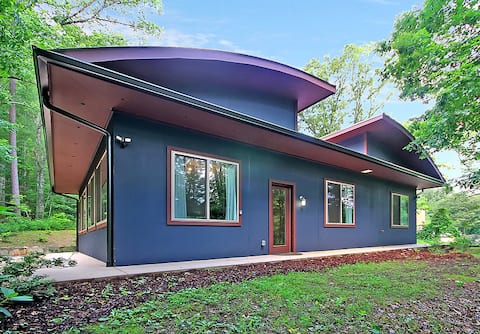 Contemporary Asheville Home with Firepit & Hot Tub