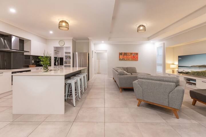 Lizzie Bliss – Flat walk to Beach – Pet Friendly gallery image 2