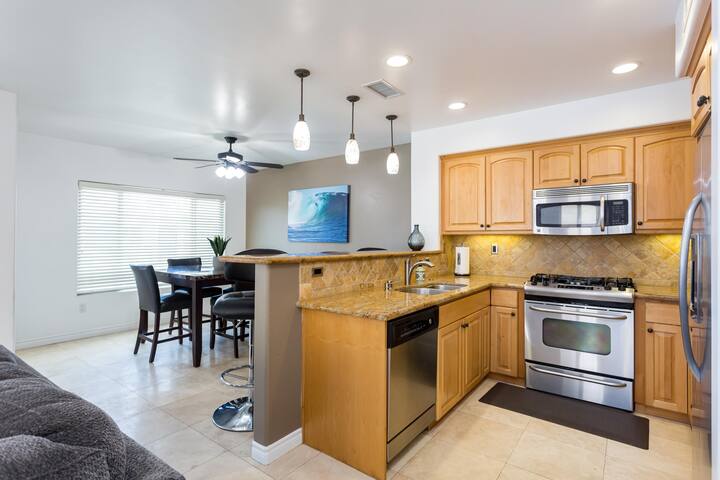 Perfect Beach Condo, Walk to Ocean, Garage Parking