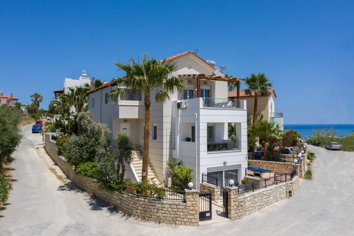 Foothills Blue villa, Private pool, Near the beach