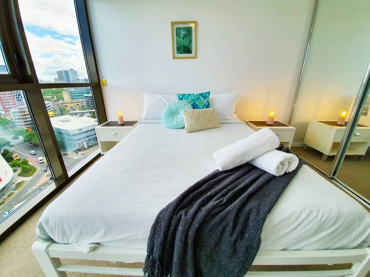 Los dos dormitorios son de amplio tamaño e incluyen baño privado y armarios empotrados y muebles acogedores.