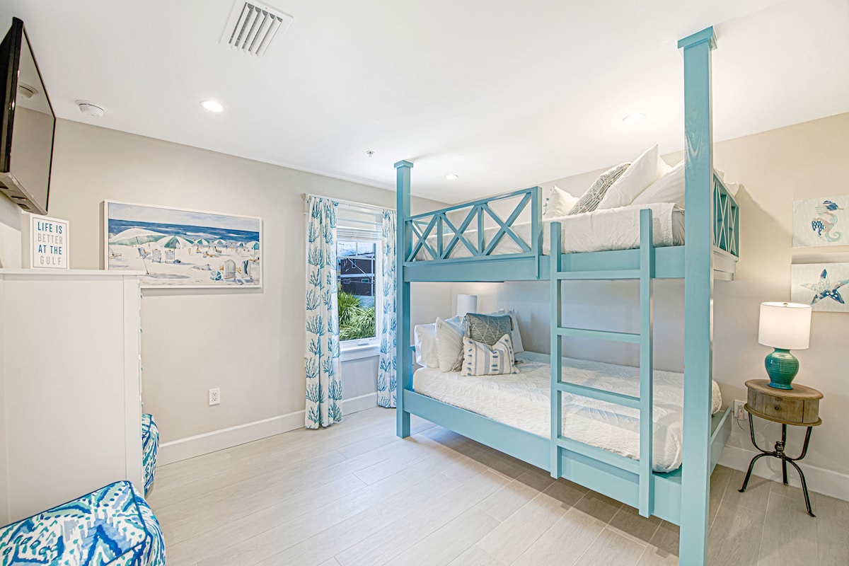 Bedroom 8 - Full over Full Bunk Beds w/ En Suite Bath (Tub)