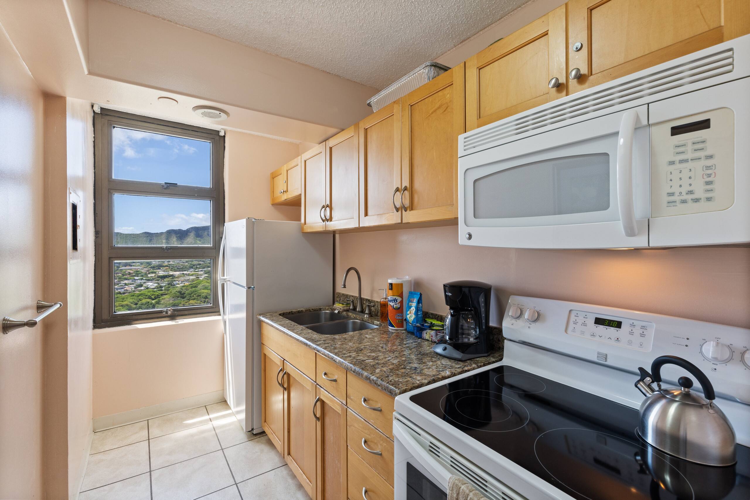 Condo in Honolulu · ★4.17 · 1 bedroom · 3 beds · 1 private bath - Image 4