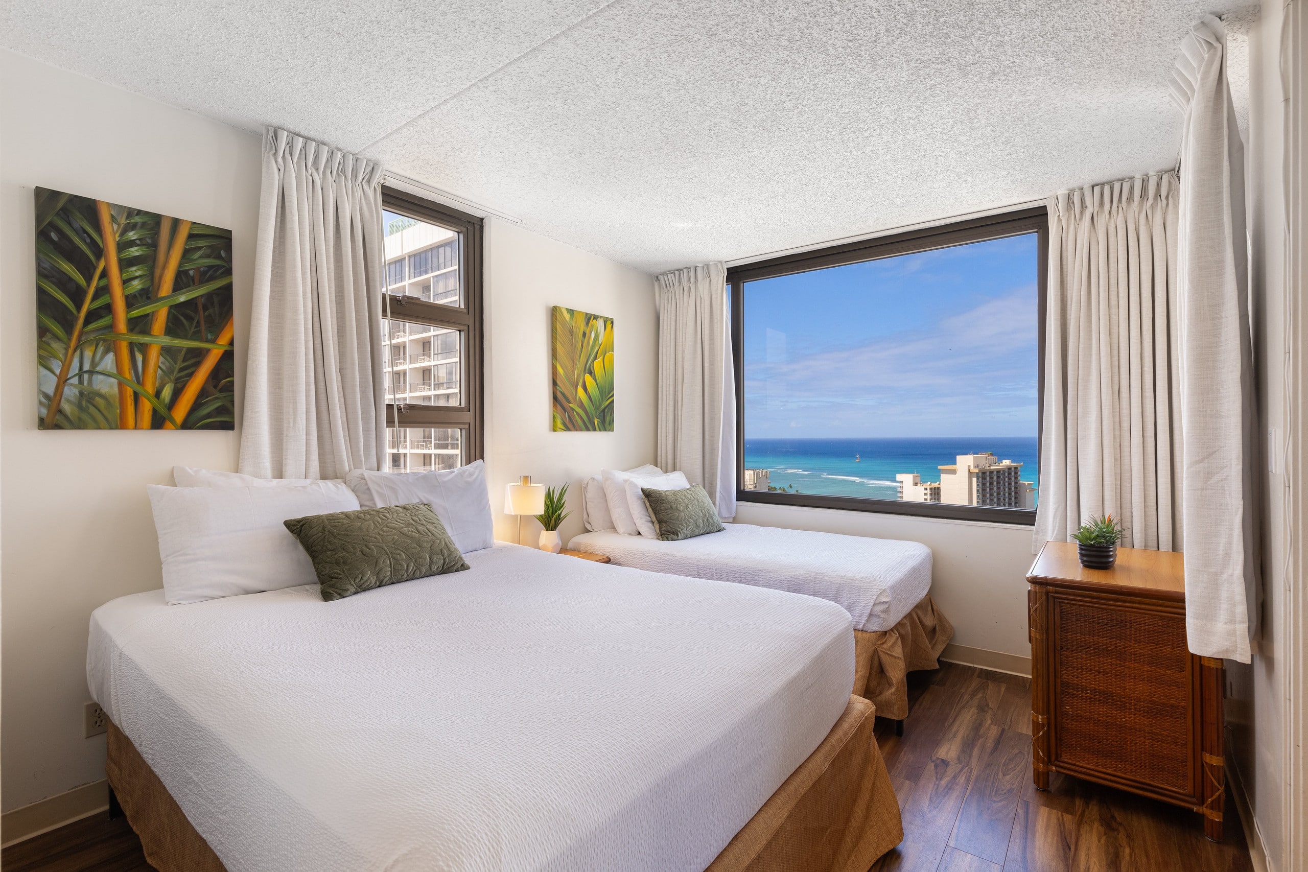 Condo in Honolulu · ★4.17 · 1 bedroom · 3 beds · 1 private bath - Image 9