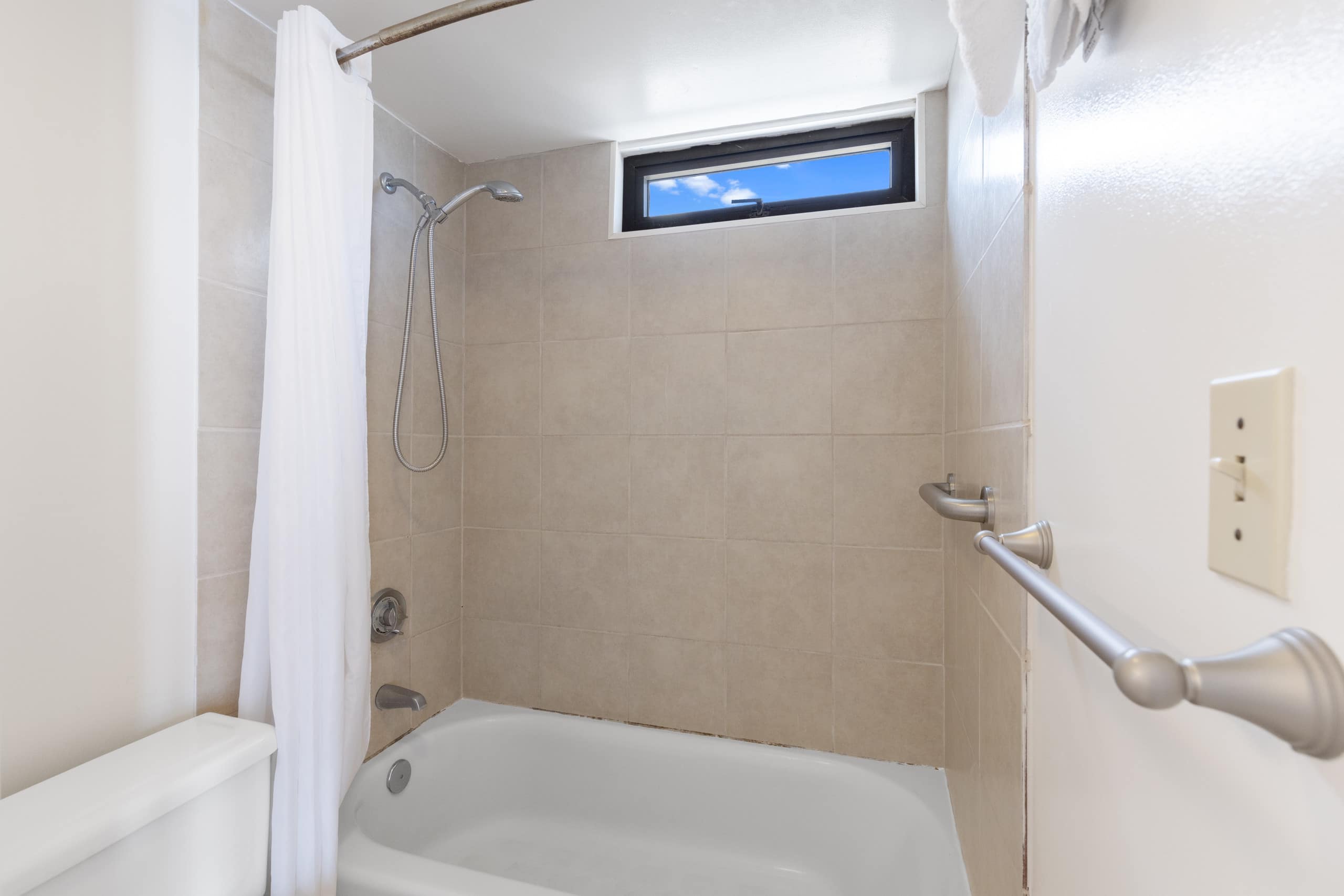 Condo in Honolulu · ★4.17 · 1 bedroom · 3 beds · 1 private bath - Image 15