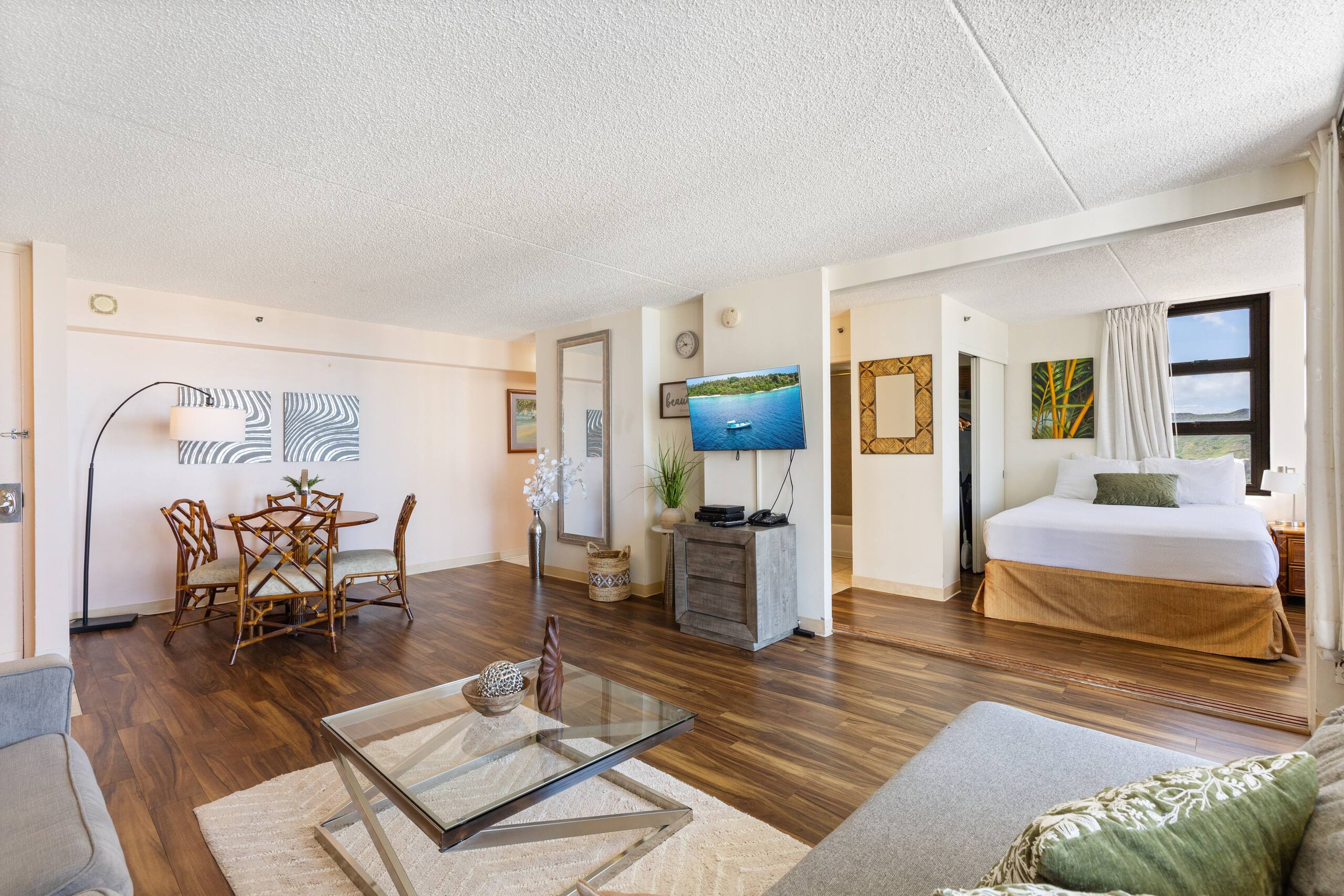 Condo in Honolulu · ★4.17 · 1 bedroom · 3 beds · 1 private bath - Image 3