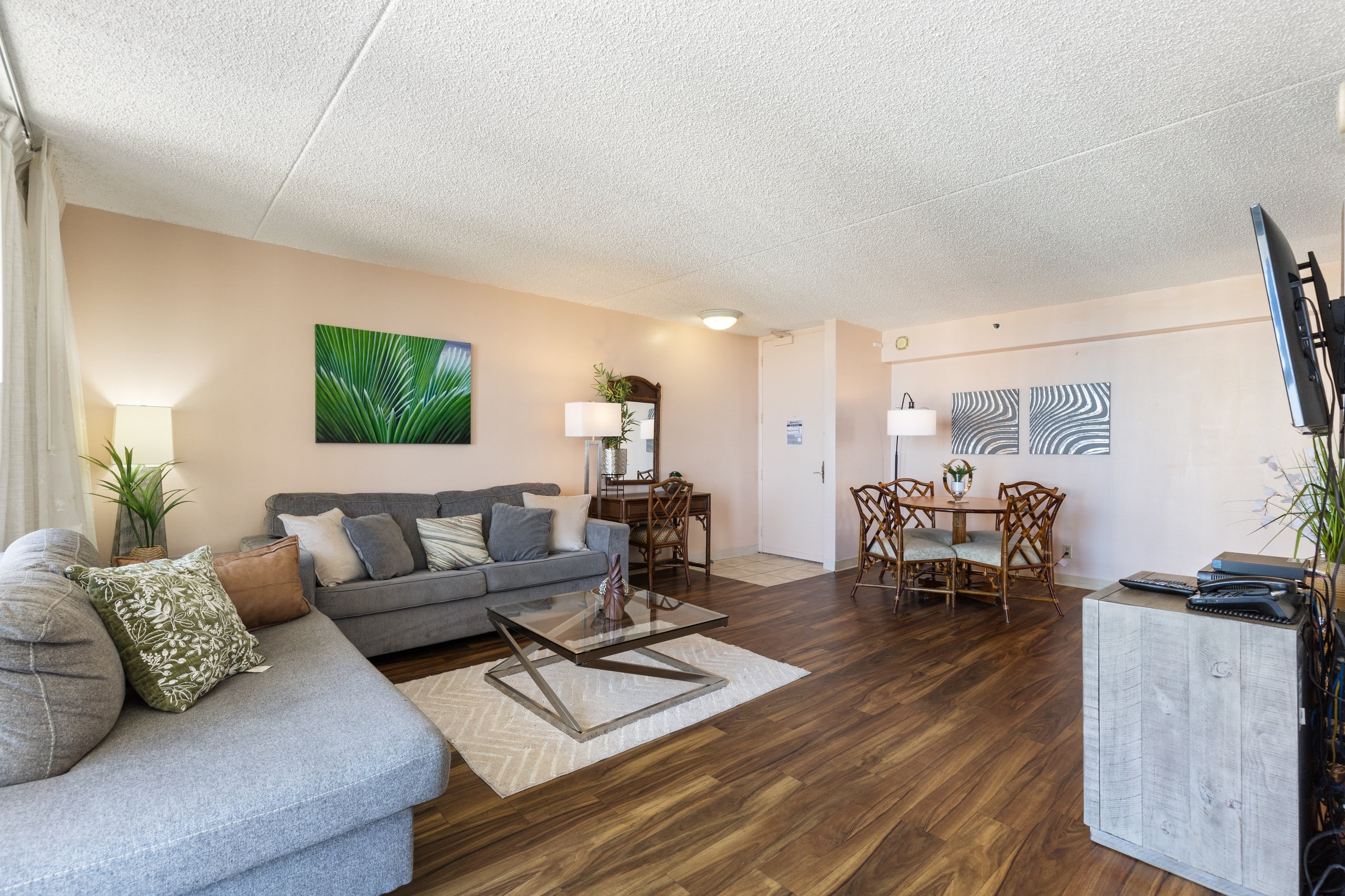 Condo in Honolulu · ★4.17 · 1 bedroom · 3 beds · 1 private bath - Image 11