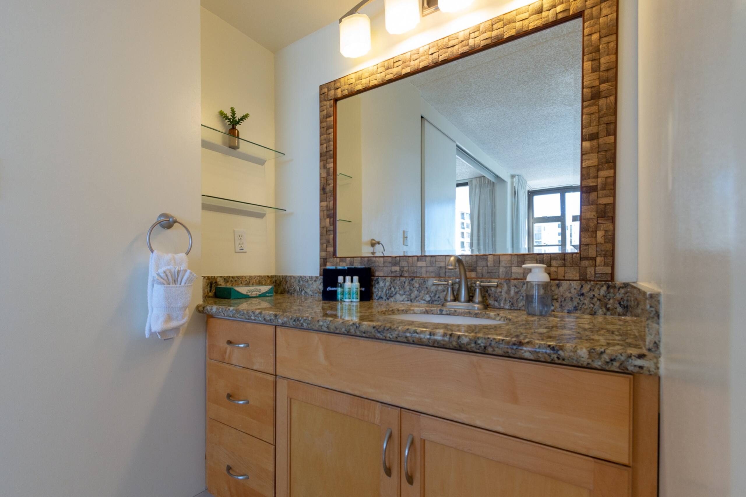 Condo in Honolulu · ★4.17 · 1 bedroom · 3 beds · 1 private bath - Image 20