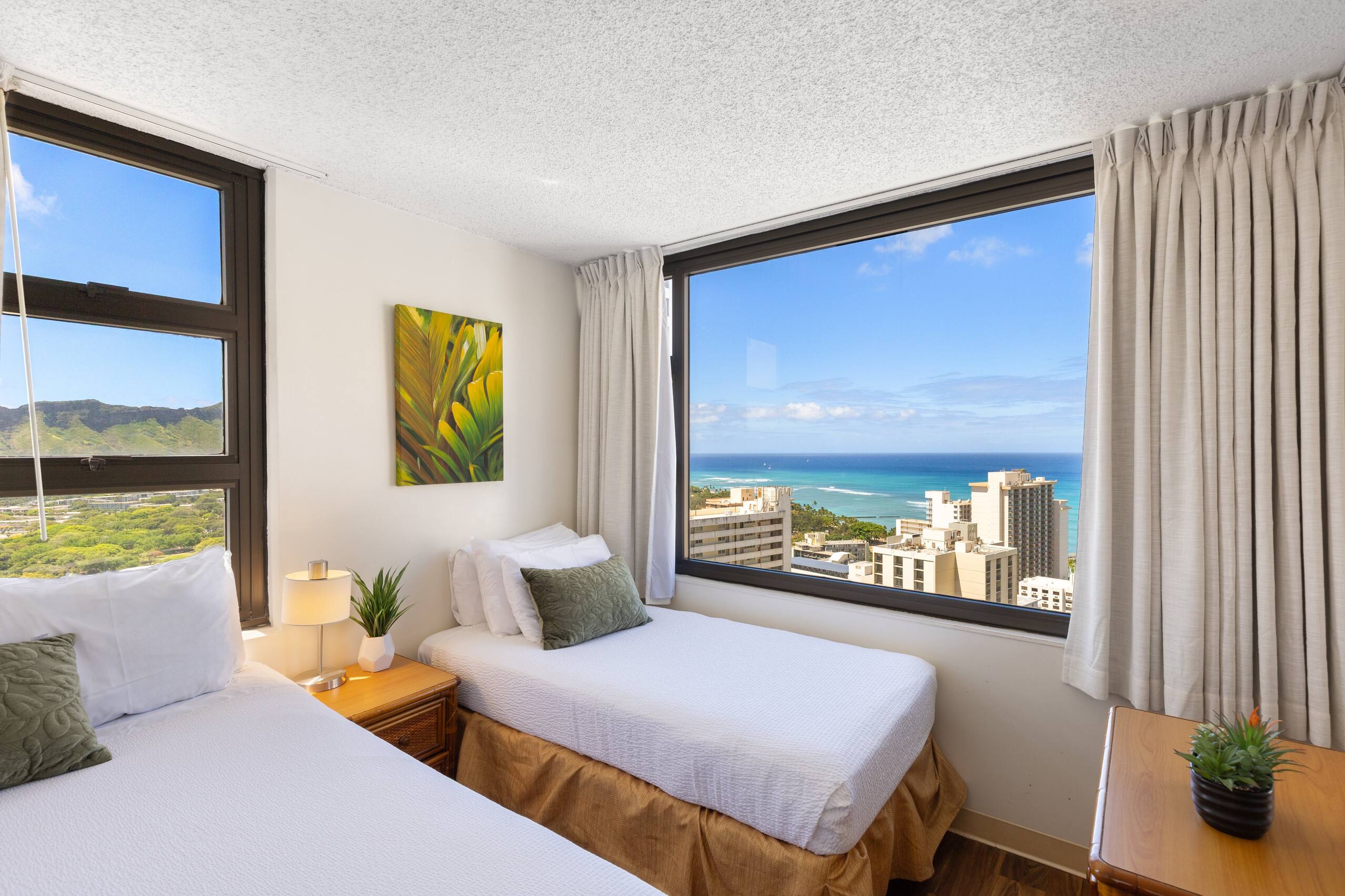 Condo in Honolulu · ★4.17 · 1 bedroom · 3 beds · 1 private bath - Image 6