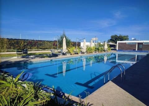 Spacious Modern House w/Pool by mYYcasa