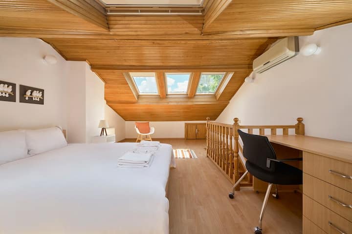 Dormitorio 2 con aire acondicionado y un espacio de escritorio.