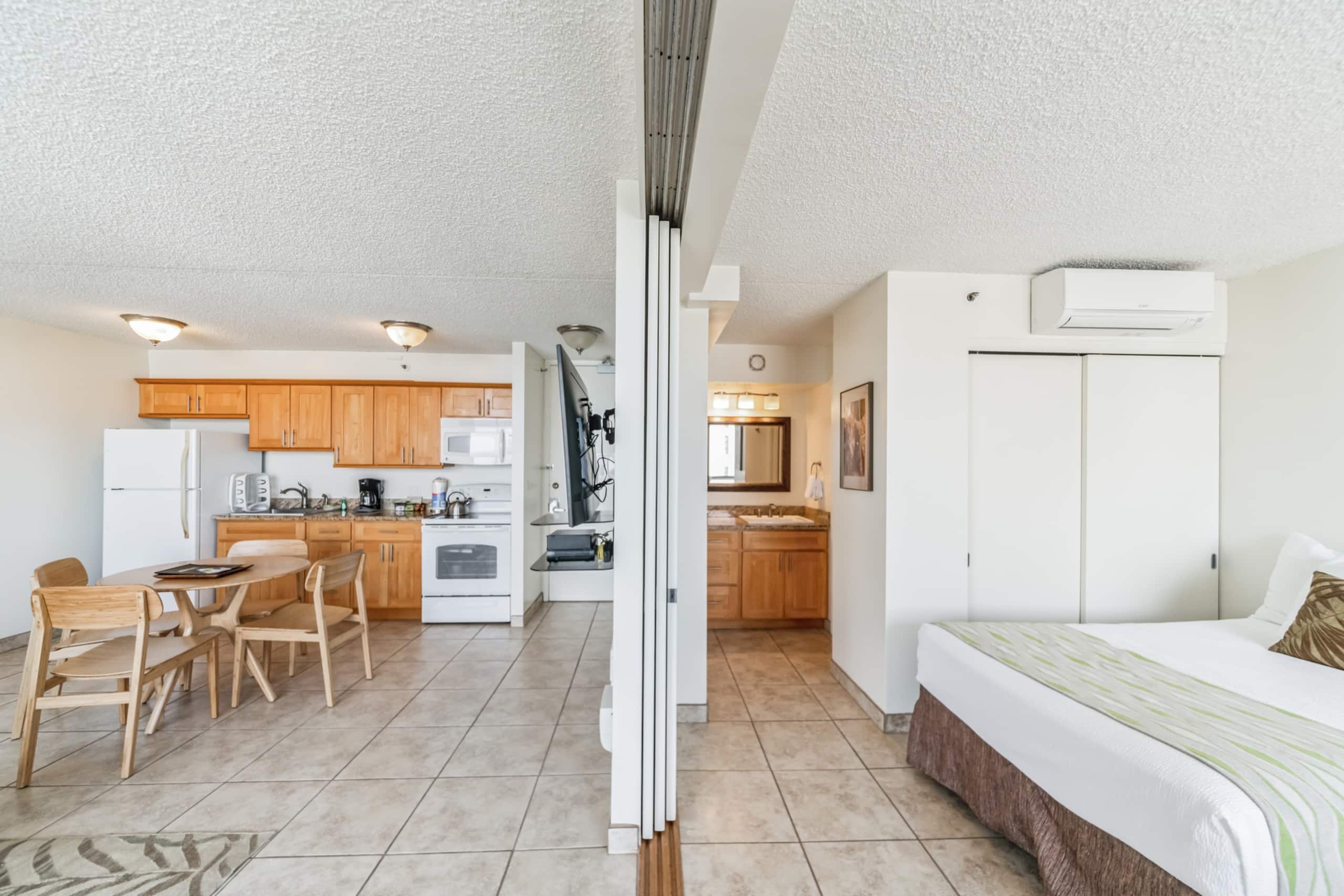 Condo in Honolulu · ★4.0 · 1 bedroom · 2 beds · 1 private bath - Image 14