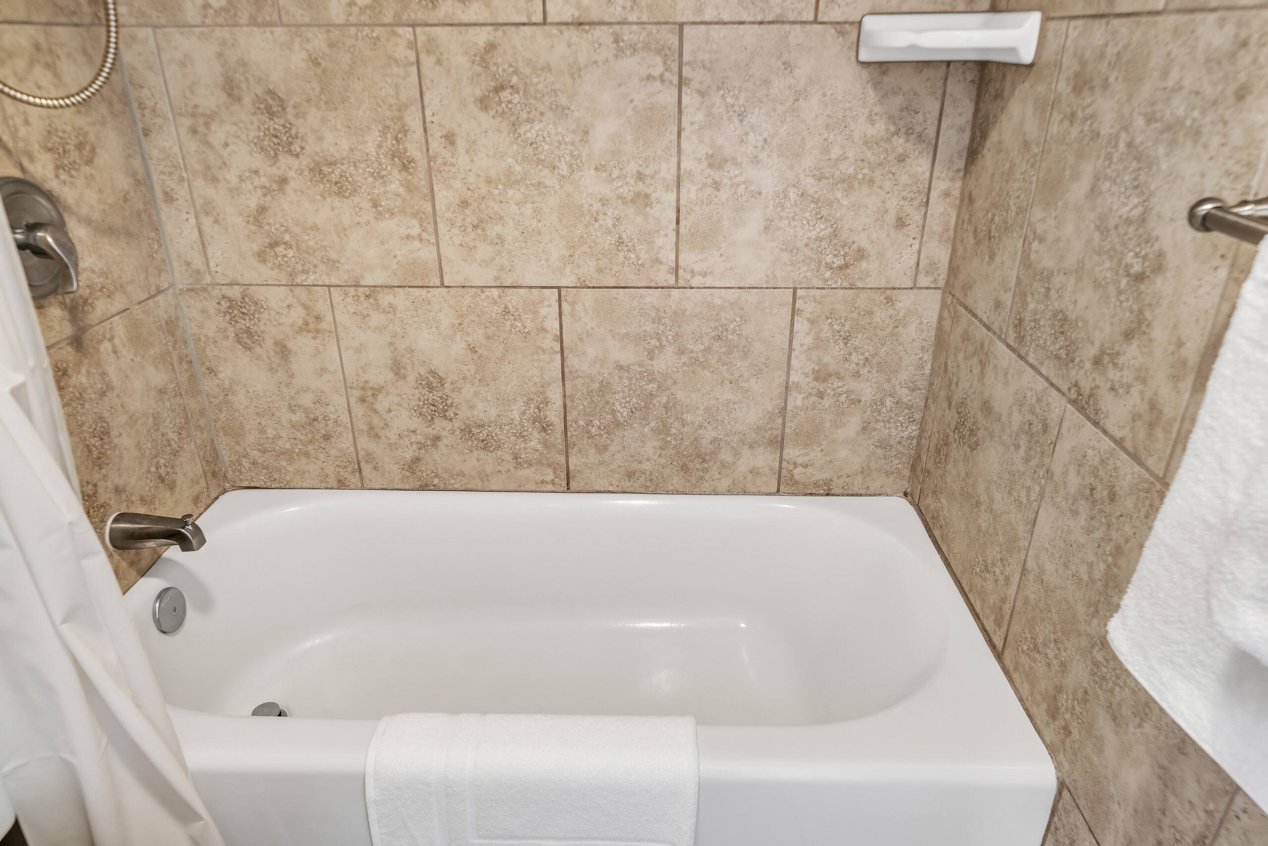 Condo in Honolulu · ★4.0 · 1 bedroom · 2 beds · 1 private bath - Image 10