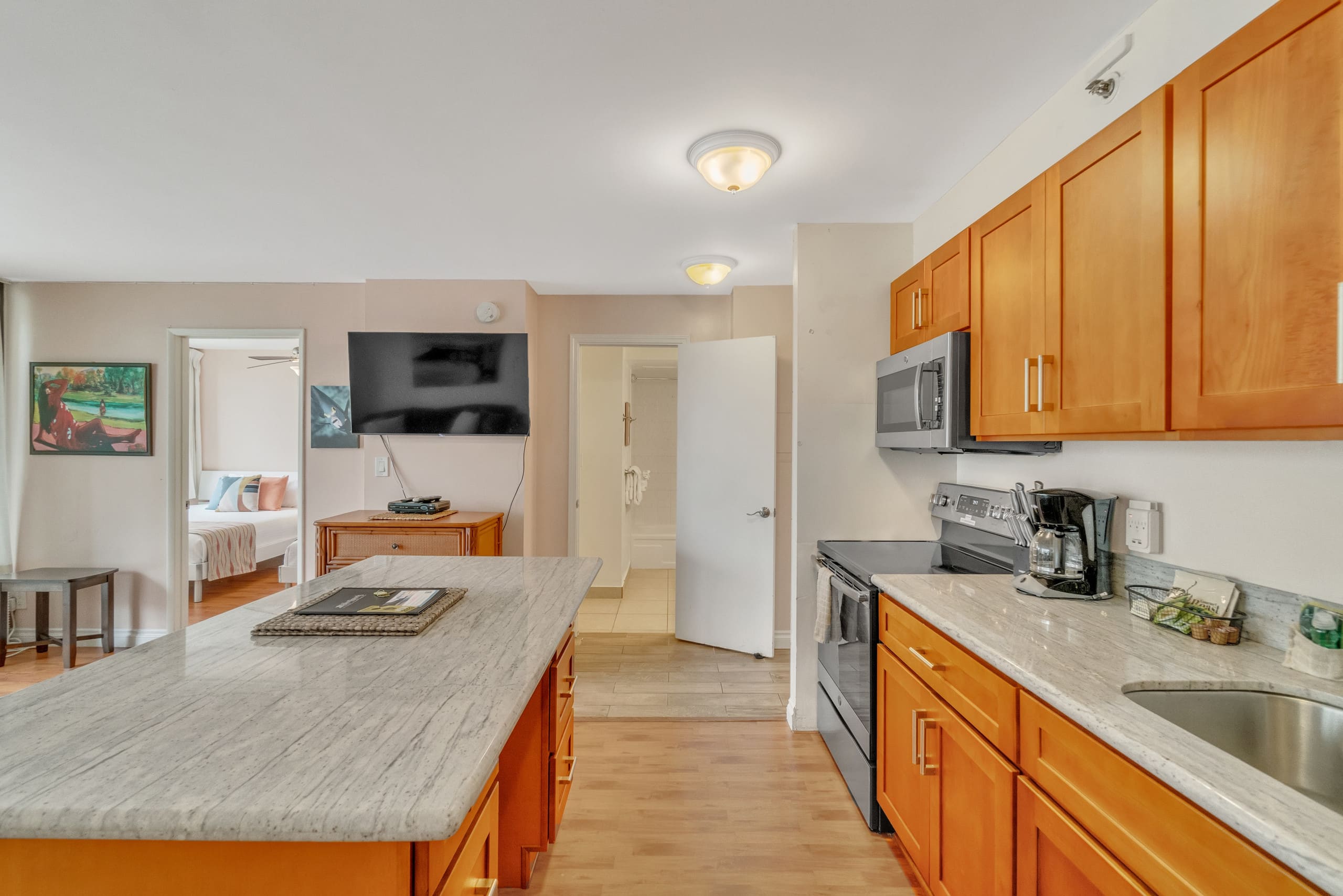 Condo in Honolulu · ★4.18 · 1 bedroom · 4 beds · 1 private bath - Image 4