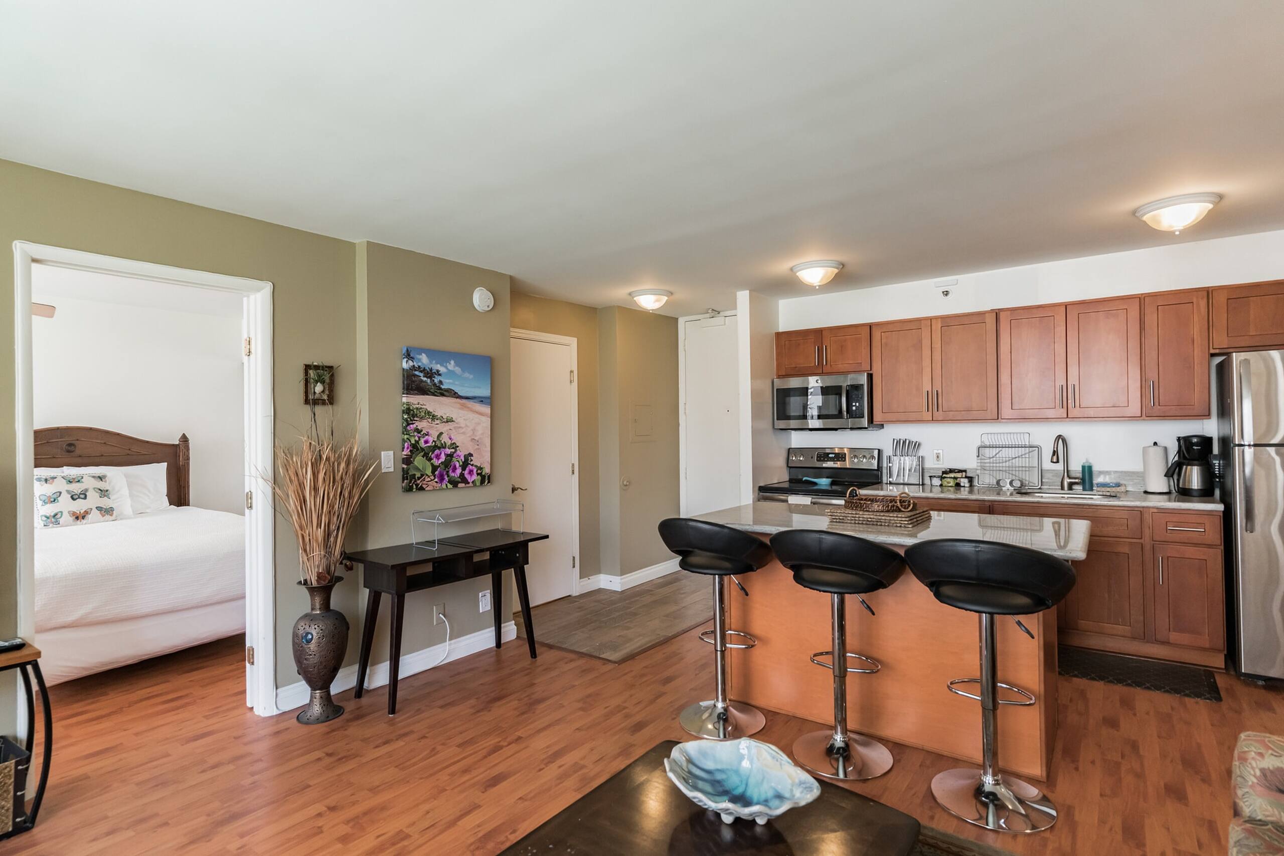Condo in Honolulu · ★4.18 · 1 bedroom · 4 beds · 1 private bath - Image 6
